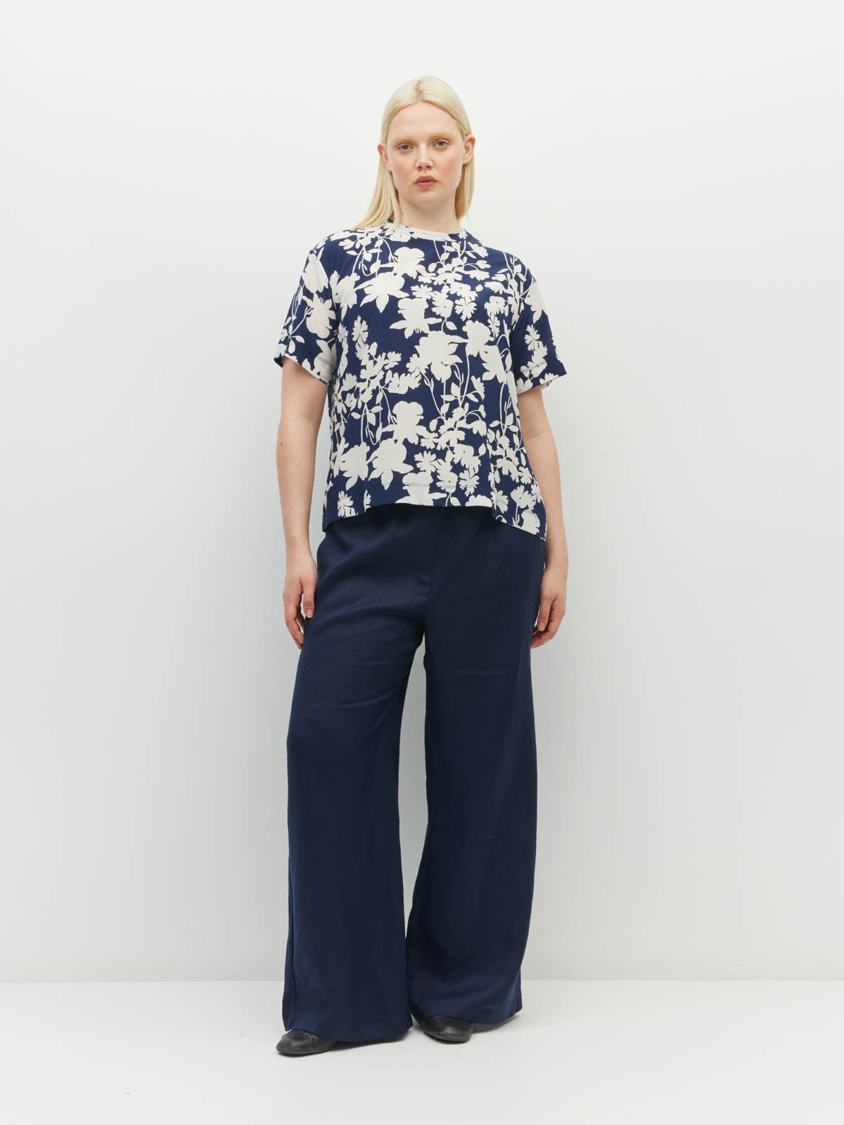 Juliette Hogan Fancy T (Shadow Floral Silk CDC) Silhouette - printed silk t-shirt with crew neckline.