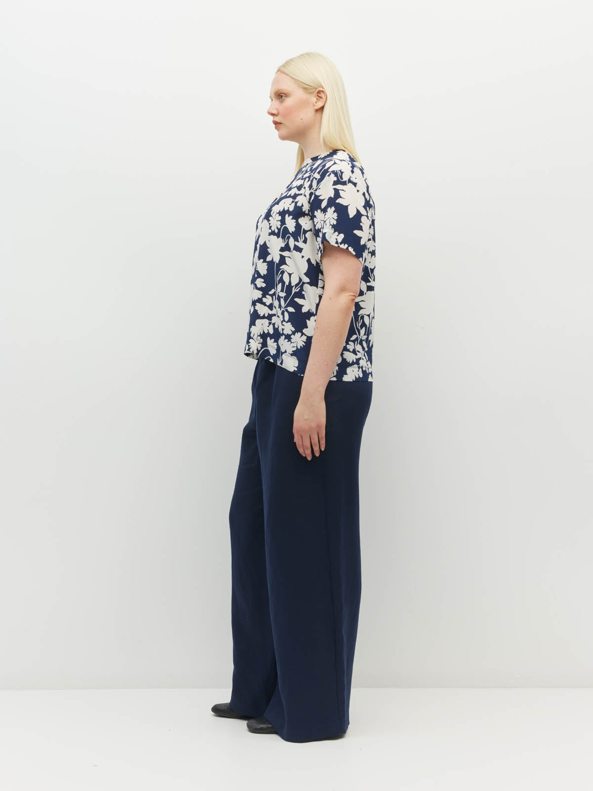 Juliette Hogan Fancy T (Shadow Floral Silk CDC) Silhouette - printed silk t-shirt with crew neckline.