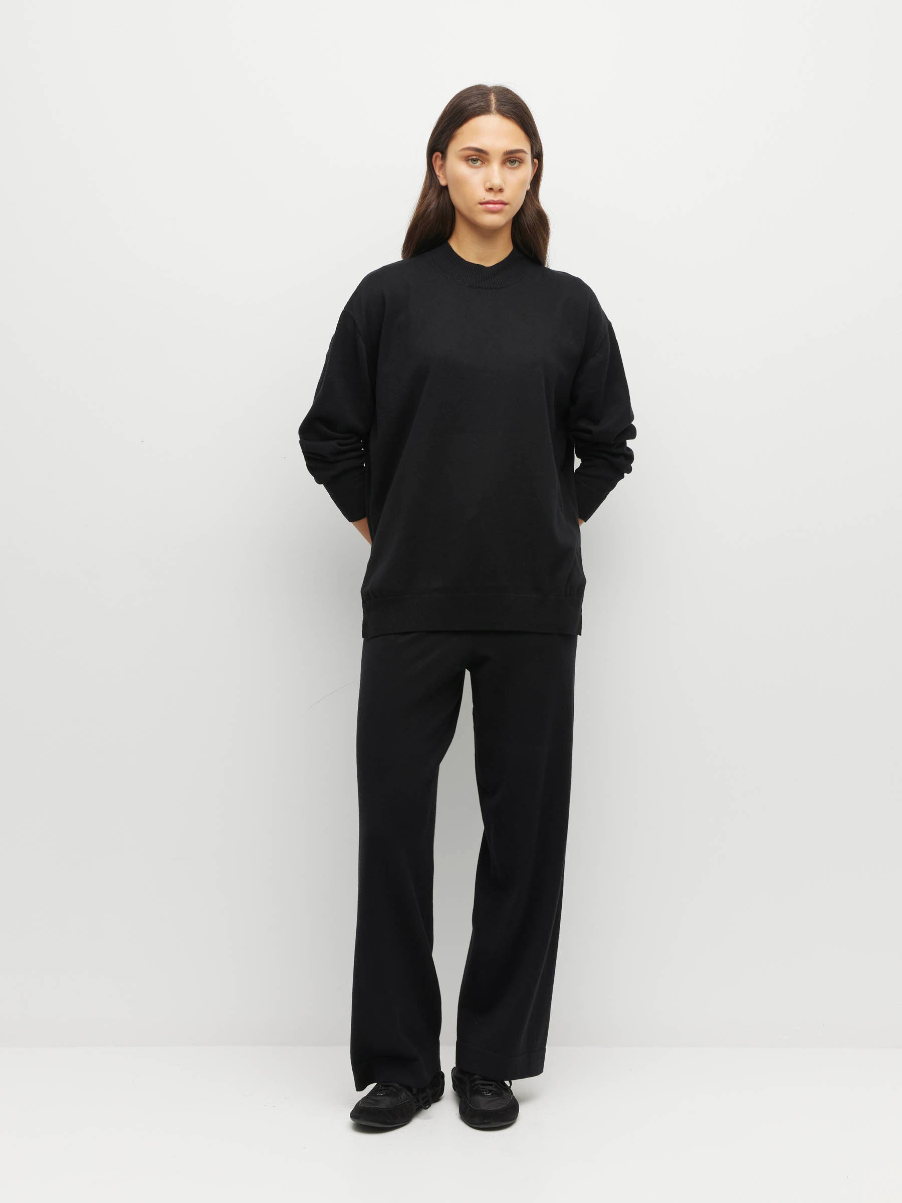 ★韓国人気★LOOKPLE★LOOK PELLET COTTON COLLAR SWEATSHIRT JHL Crew Sweater (Cotton Cashmere) Black – Juliette Hogan