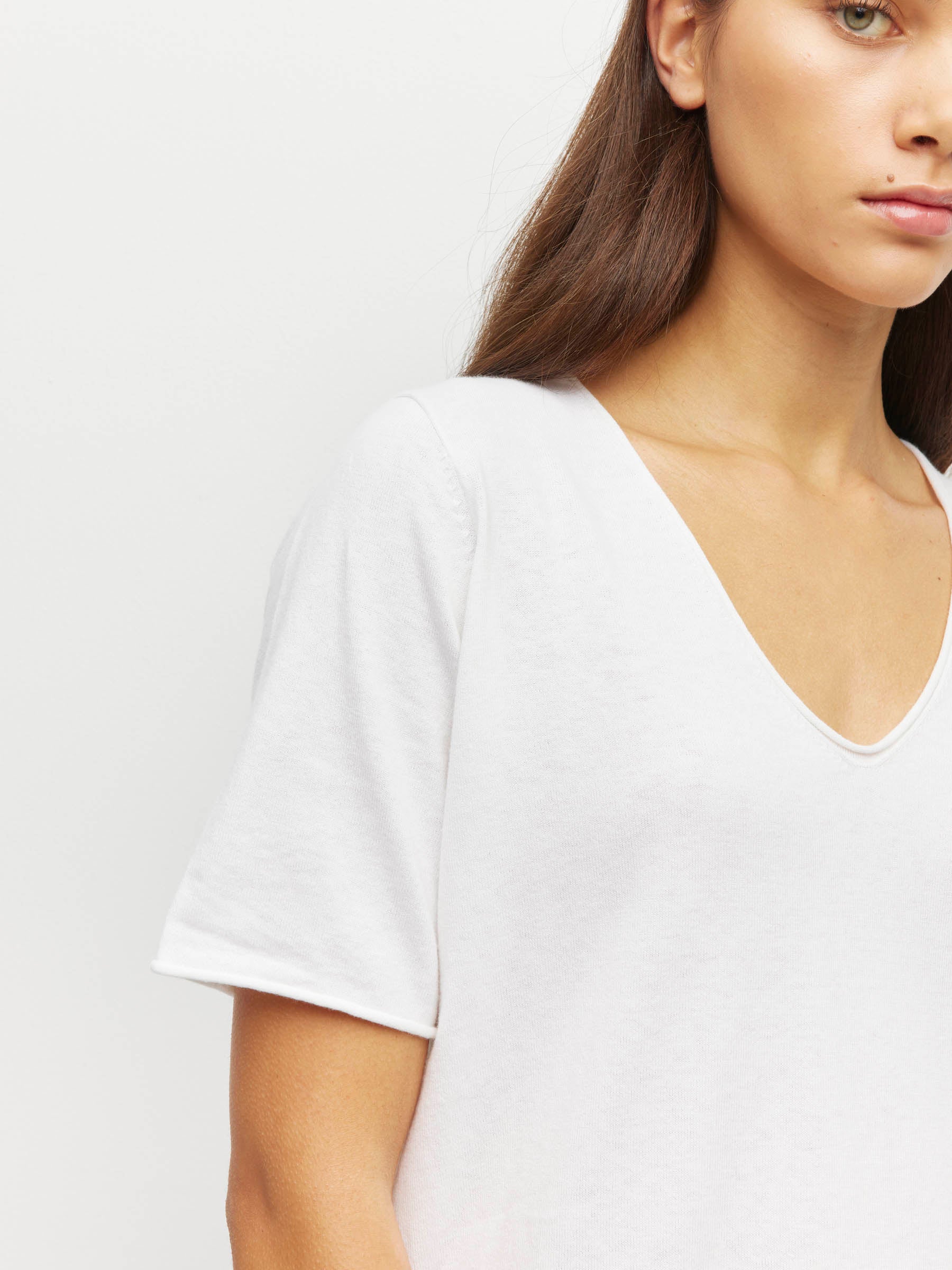 Tシャツ・カットソー HUECLOSET Athleisure V Neck Short T-Shirt 25KERO369 JHL V-Neck T (Fine Cotton Cashmere) White – Juliette Hogan