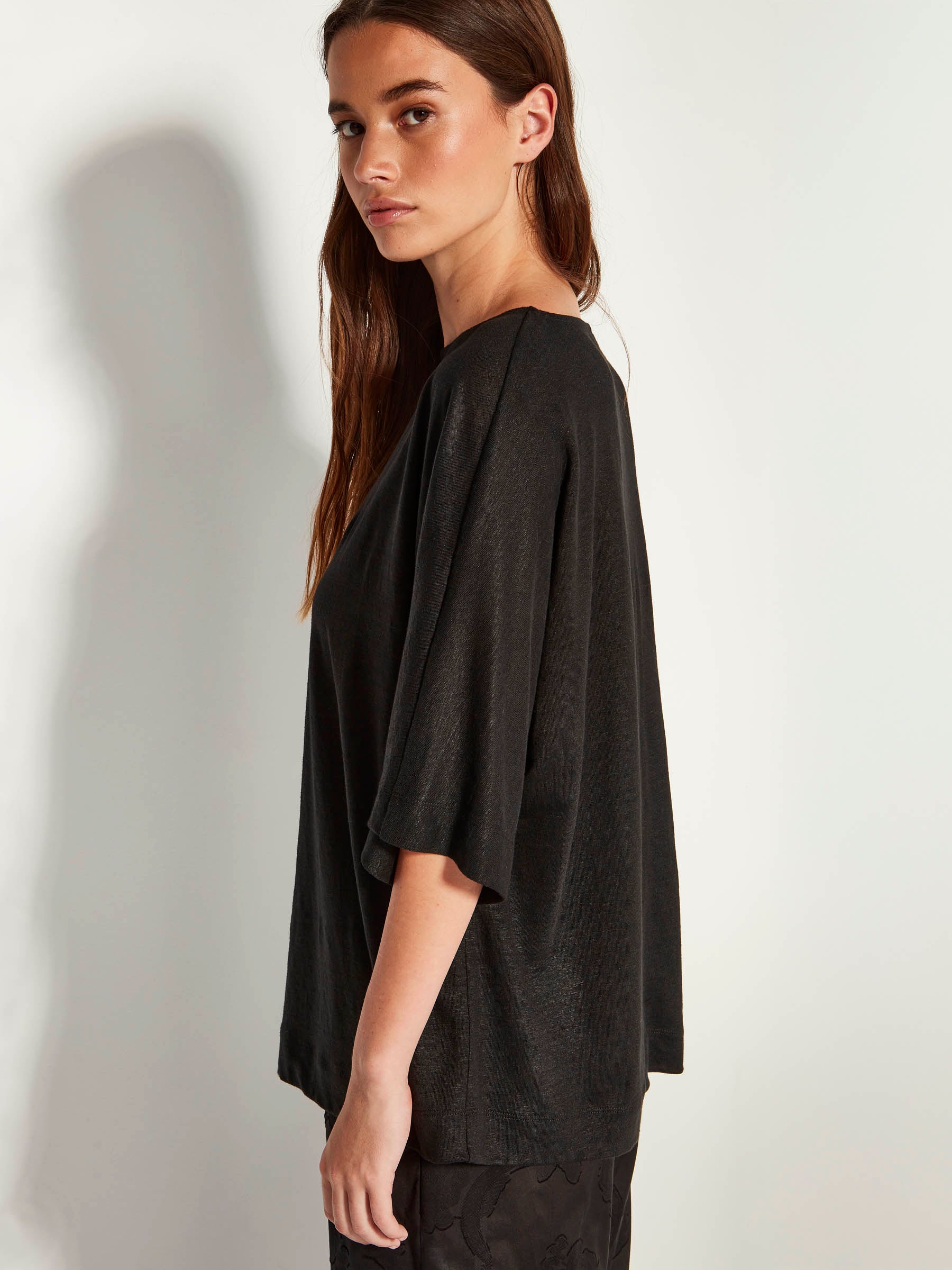 Nami T (Linen Knit) Black Knit