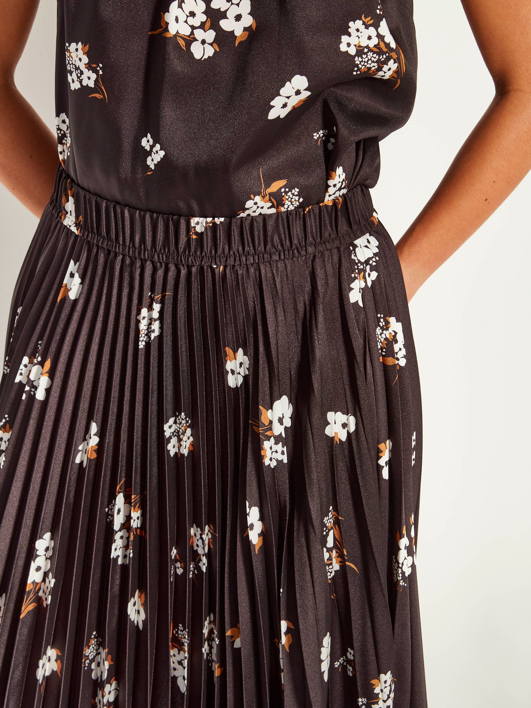 Evelyn Pleat Skirt (Moonflower Twill) Golden – Juliette Hogan