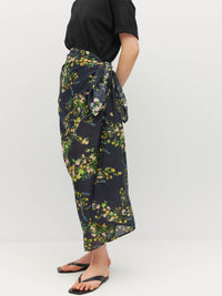 Long Beach Wrap (Dark Garland Cotton) Painted Petals