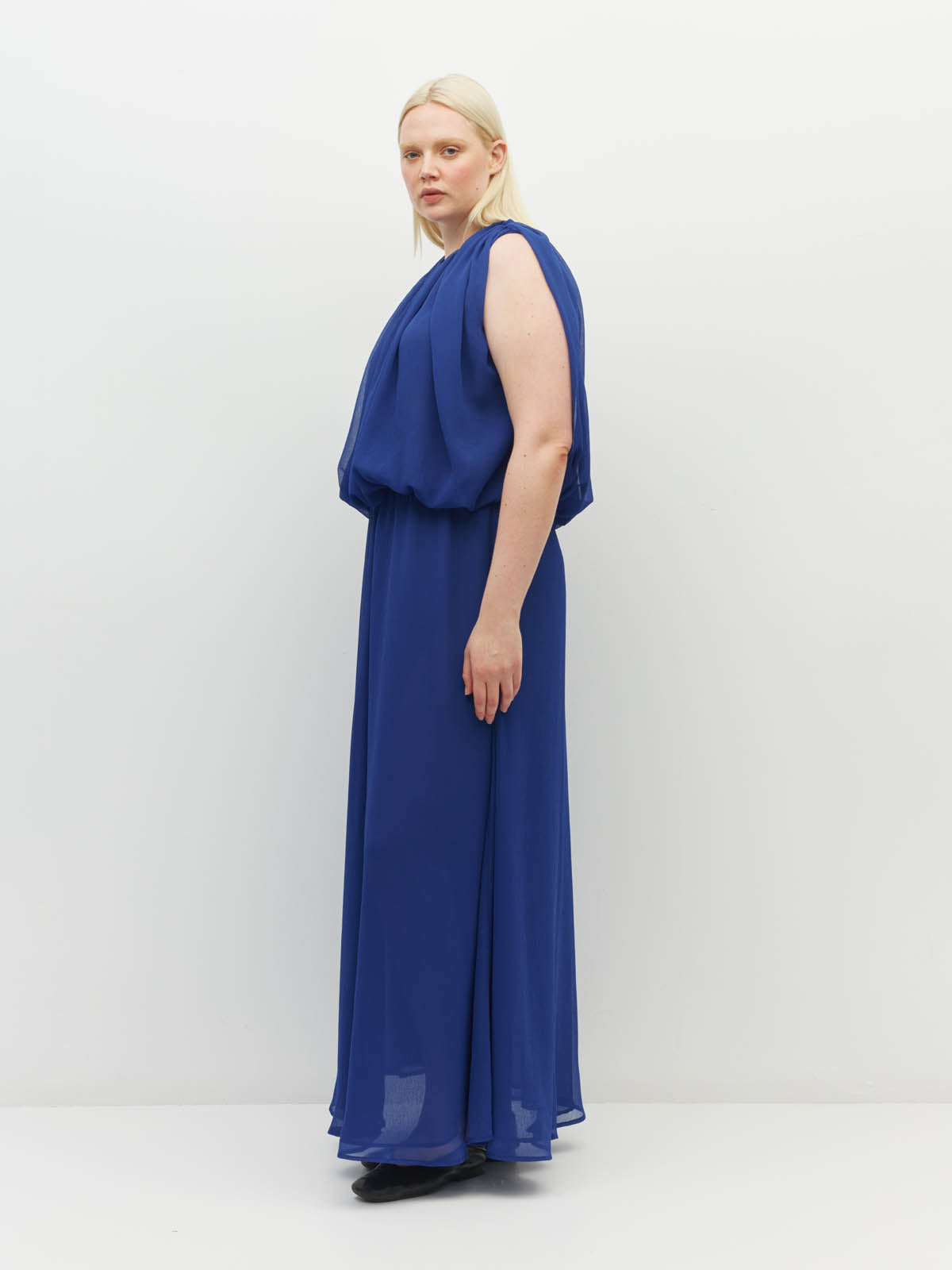Juliette Hogan Alden Dress (Georgette Yoryu) Cobalt is an elegant event dress. A sleeveless, maxi style with soft draping.