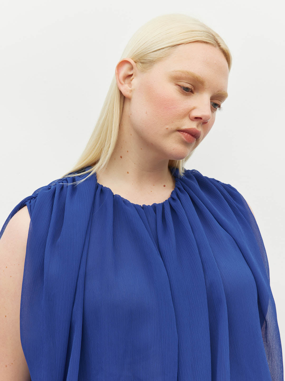 Juliette Hogan Alden Dress (Georgette Yoryu) Cobalt is an elegant event dress. A sleeveless, maxi style with soft draping.
