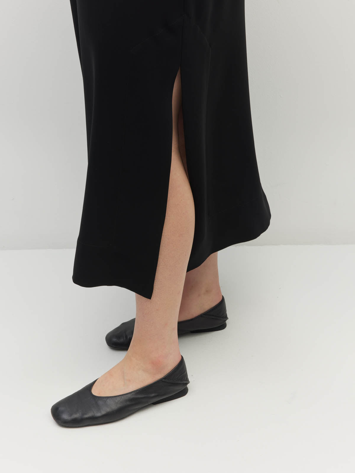 Juliette Hogan Kiko Dress (Luxe Suiting) Black - simple pullover style dress with boat neckline, kimono sleeve, and side splits to the knee - machine washable.