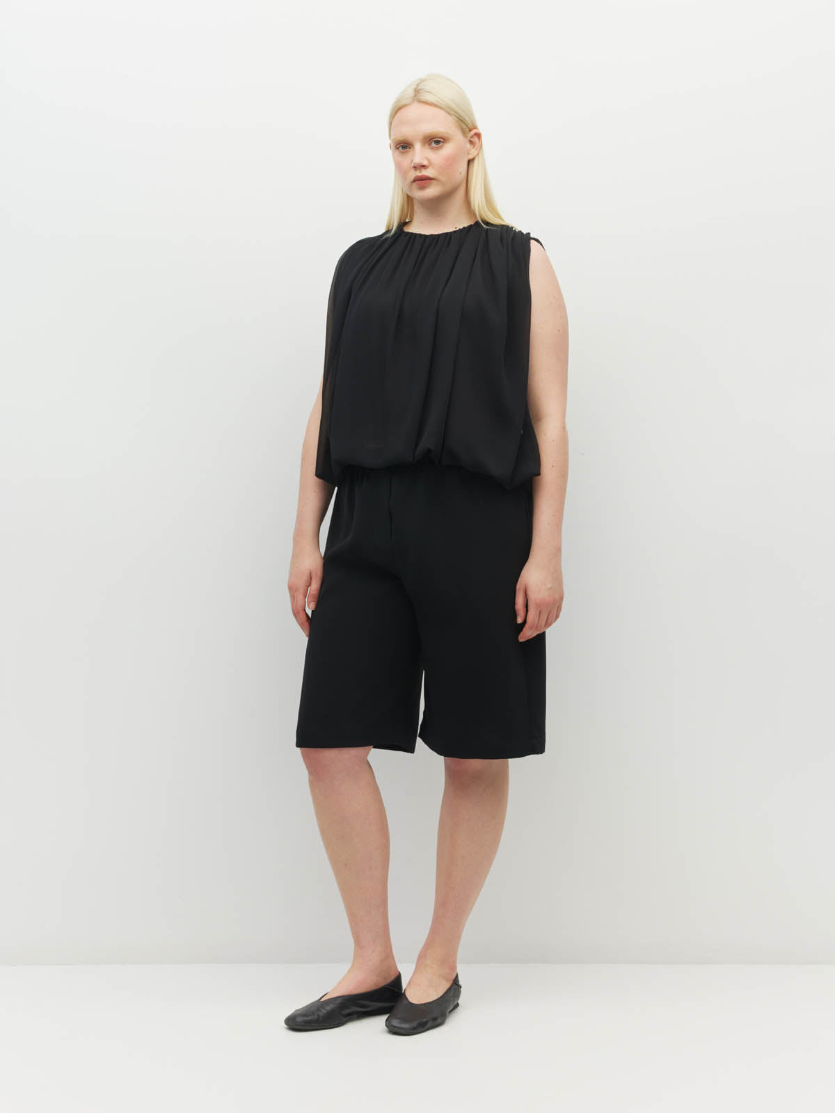 Juliette Hogan Koa Short (Luxe Suiting) Black - easy-care short with elasticated waist, finishing at the knee.