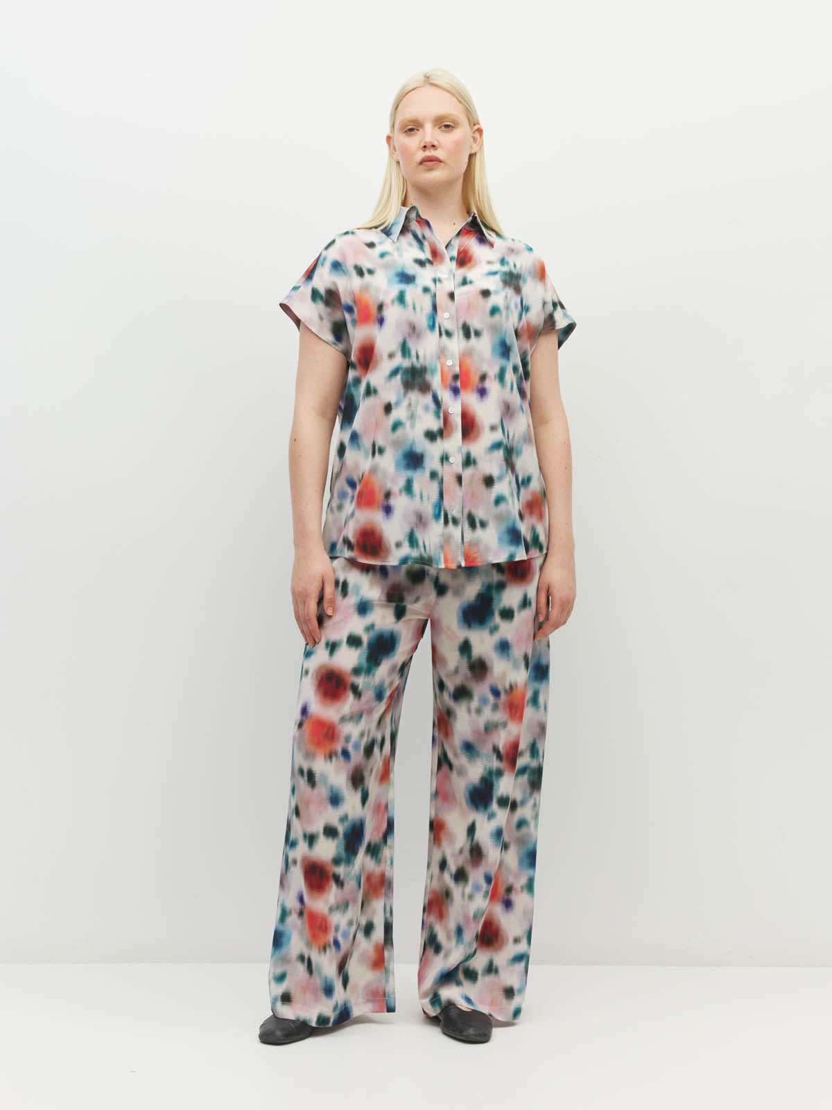 Juliette Hogan Eleanor Shirt (Rosette Haze Silk CDC) Morning Light - printed summer button-down shirt with collar and cap sleeve.