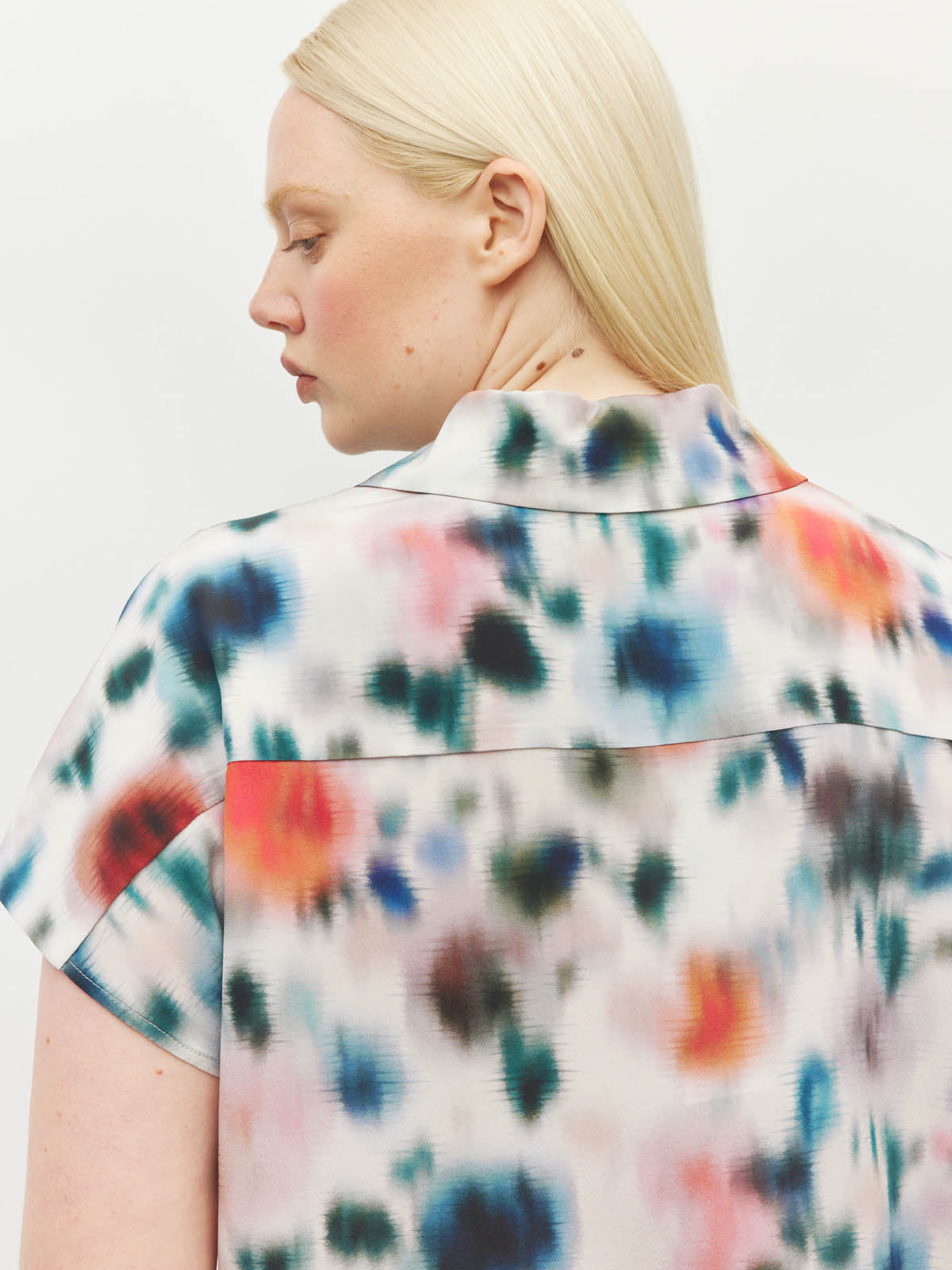 Juliette Hogan Eleanor Shirt (Rosette Haze Silk CDC) Morning Light - printed summer button-down shirt with collar and cap sleeve.