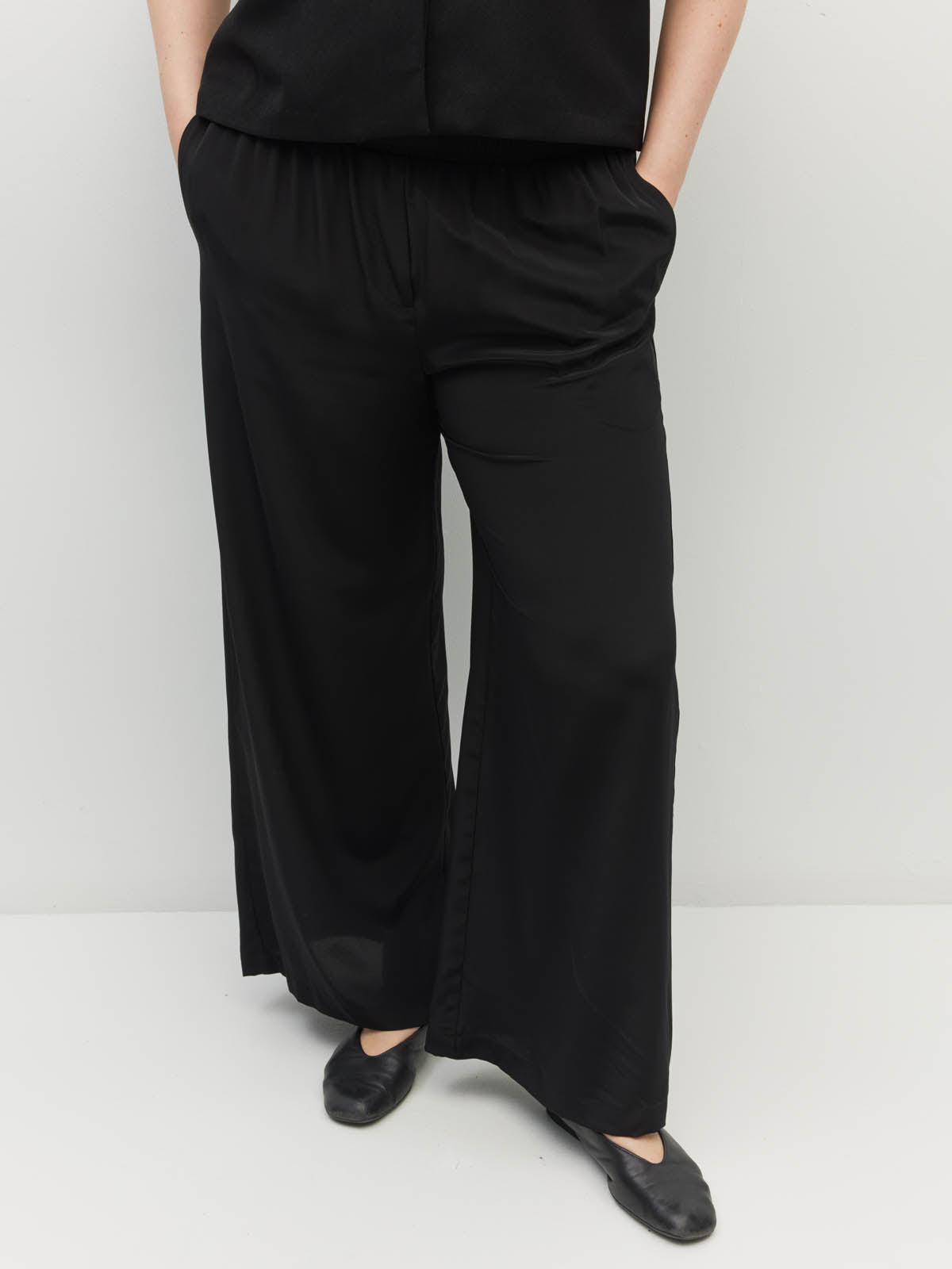 Juliette Hogan Koa Trouser (Silk CDC) Black - simple straight wide leg silk pants with elasticated waist and pockets.