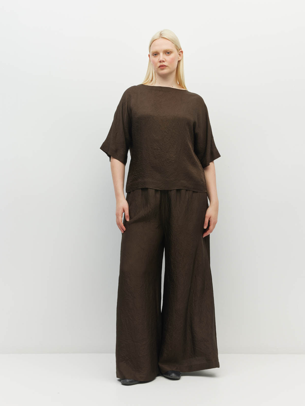 Juliette Hogan Nami T (Soft Matte Satin) Chocolate Crush - versatile blouse with boat neckline and kimono sleeves in a textured satin.