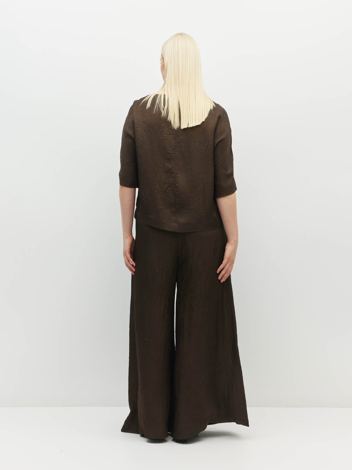 Juliette Hogan Nami T (Soft Matte Satin) Chocolate Crush - versatile blouse with boat neckline and kimono sleeves in a textured satin.