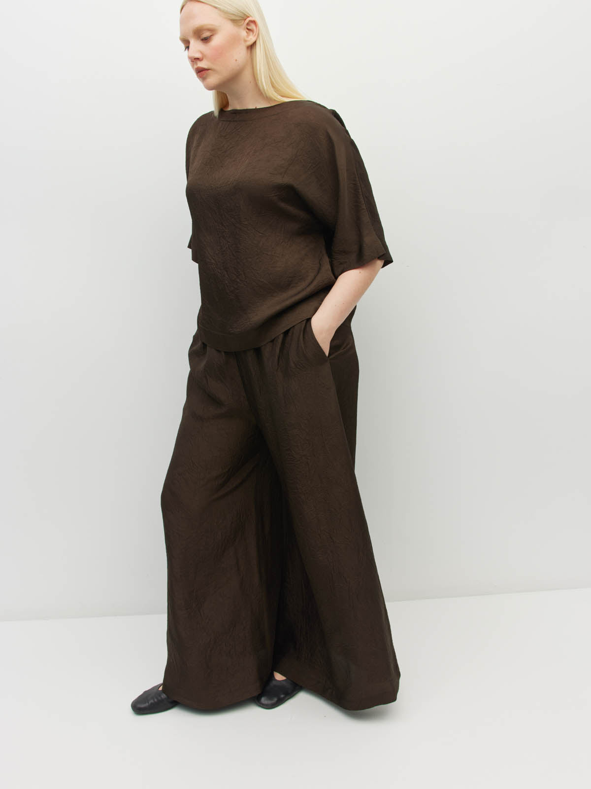 Juliette Hogan Nami T (Soft Matte Satin) Chocolate Crush - versatile blouse with boat neckline and kimono sleeves in a textured satin.