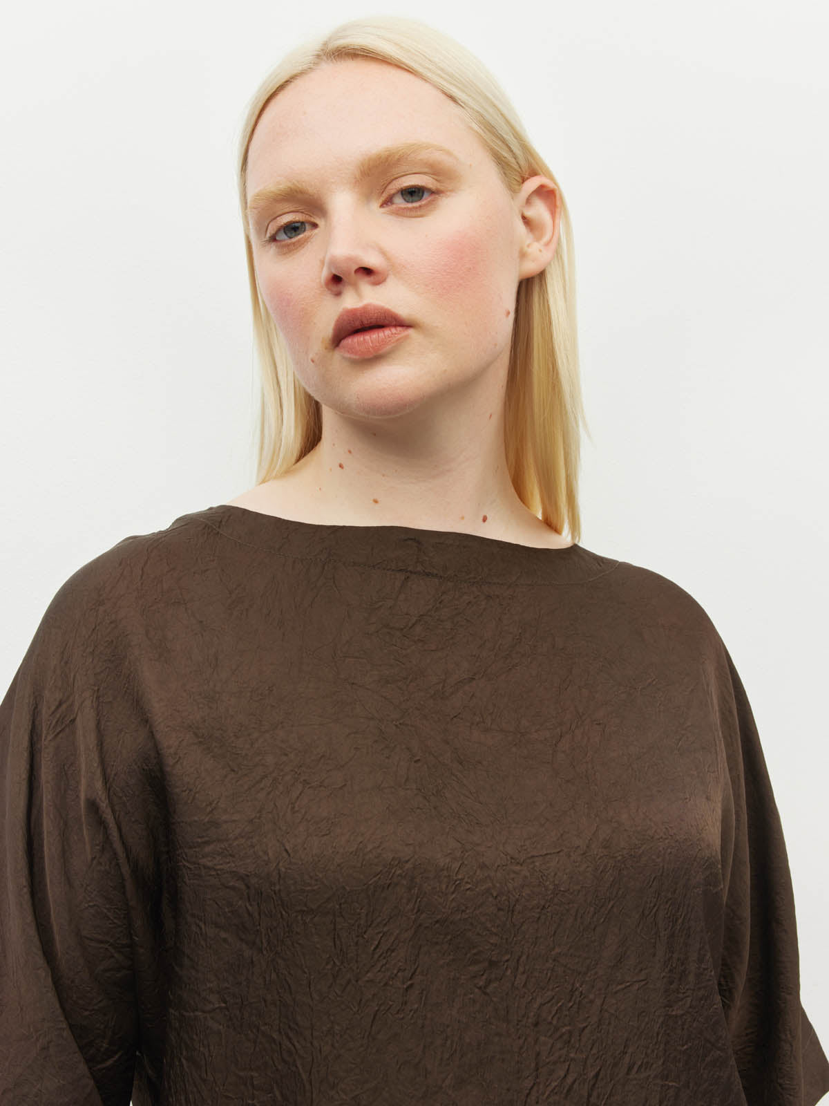 Juliette Hogan Nami T (Soft Matte Satin) Chocolate Crush - versatile blouse with boat neckline and kimono sleeves in a textured satin.