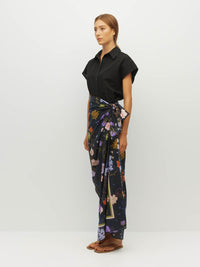 Juliette Hogan Border Sarong (Afterglow Floral Cotton) Noir - lightweight cotton beach cover-up and sarong, 132cm x 141cm.