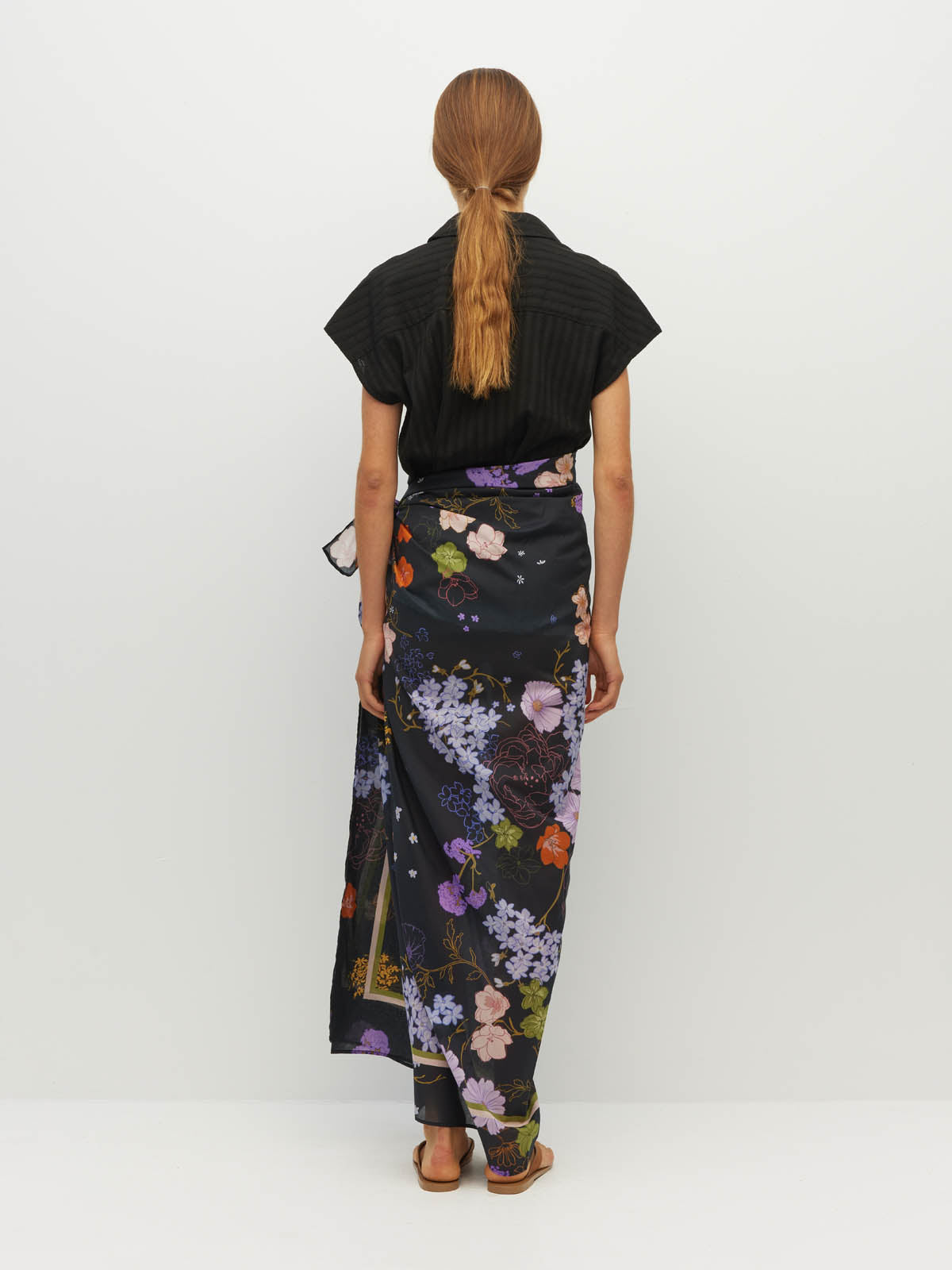 Juliette Hogan Border Sarong (Afterglow Floral Cotton) Noir - lightweight cotton beach cover-up and sarong, 132cm x 141cm.