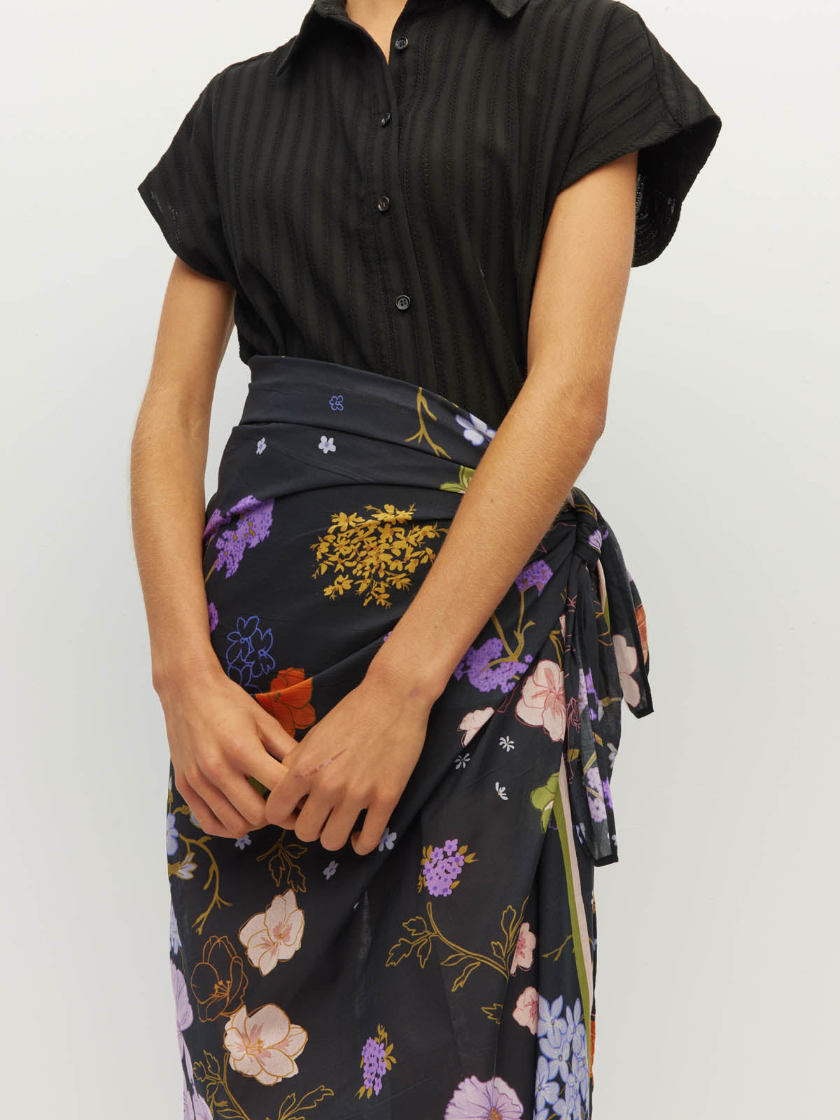 Juliette Hogan Border Sarong (Afterglow Floral Cotton) Noir - lightweight cotton beach cover-up and sarong, 132cm x 141cm.