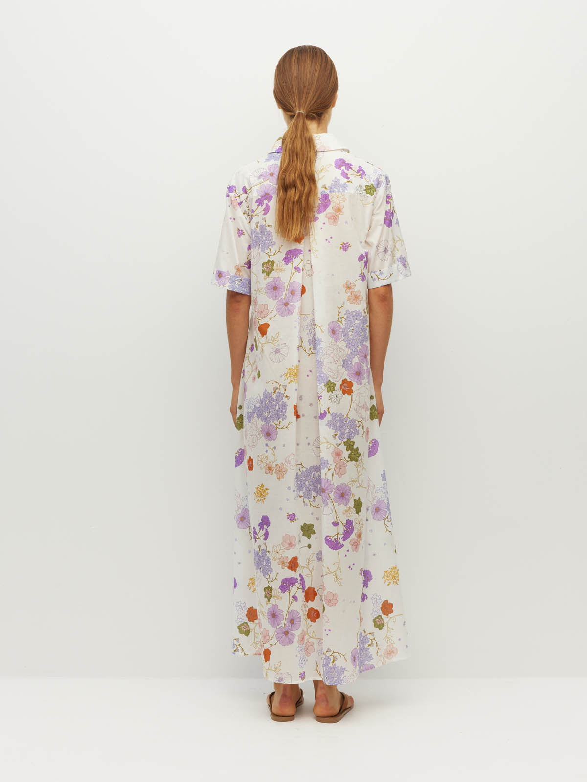 Juliette Hogan Isle Shirtdress (Afterglow Floral Cotton) Blanc - printed cotton shirtdress with shirt collar, elbow-length sleeves, and ankle-length hem.