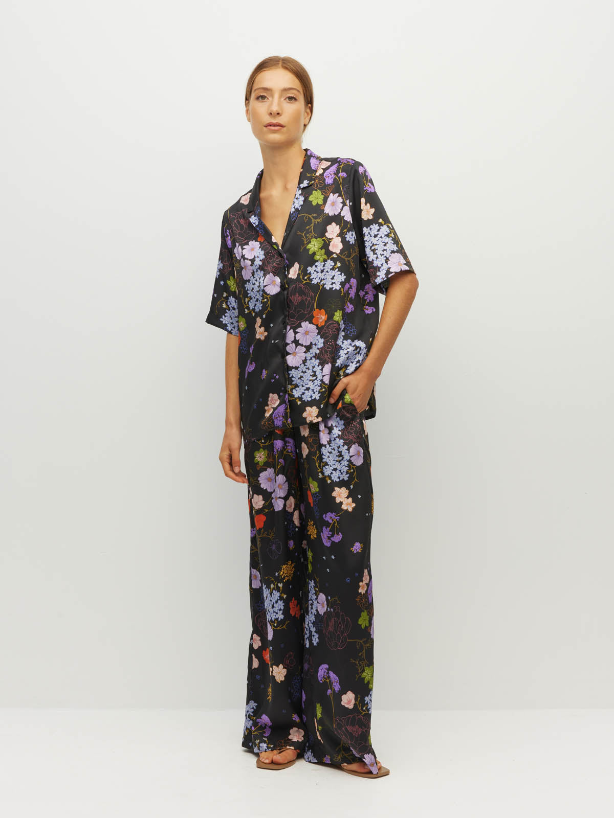 Juliette Hogan Des Shirt (Afterglow Floral Twill) Noir - oversized printed summer shirt with V-neck collar, exposed button placket, and scoop hem.
