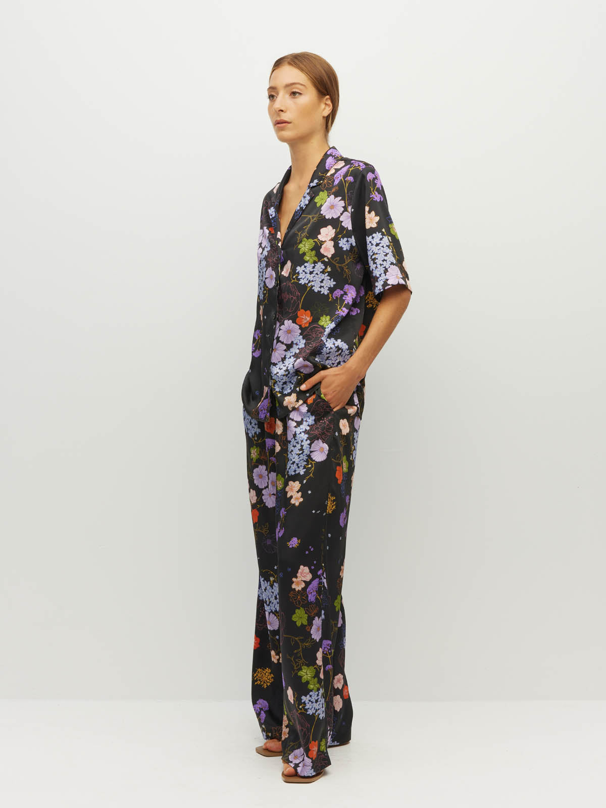 Juliette Hogan Des Shirt (Afterglow Floral Twill) Noir - oversized printed summer shirt with V-neck collar, exposed button placket, and scoop hem.