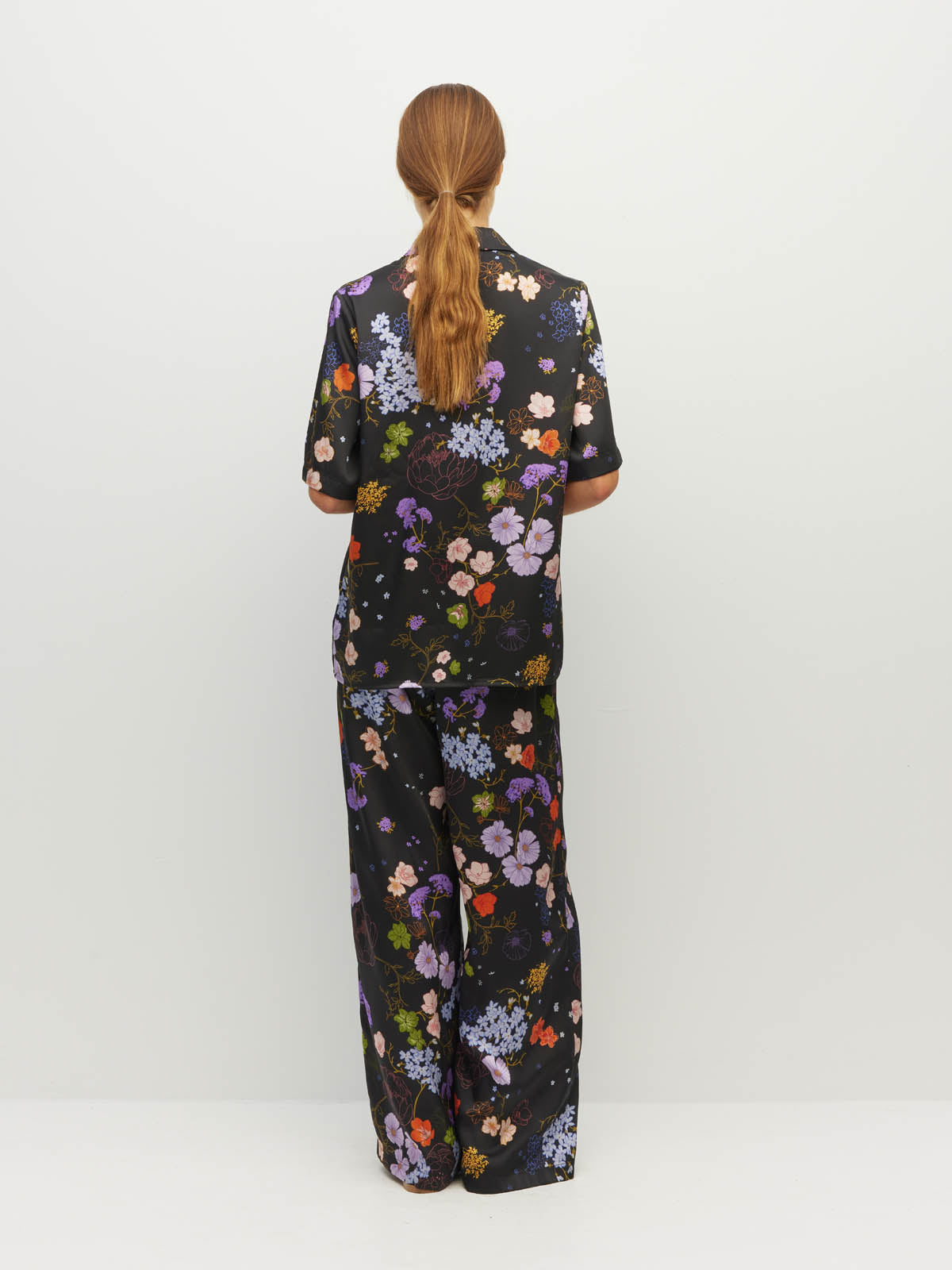 Juliette Hogan Des Shirt (Afterglow Floral Twill) Noir - oversized printed summer shirt with V-neck collar, exposed button placket, and scoop hem.