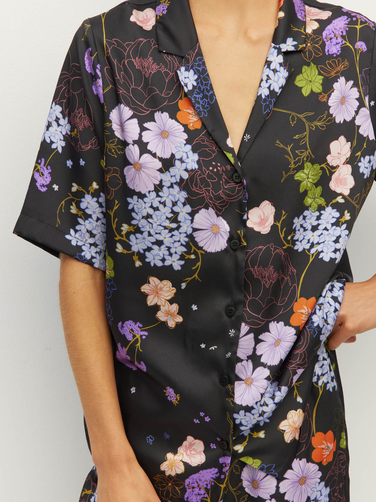 Juliette Hogan Des Shirt (Afterglow Floral Twill) Noir - oversized printed summer shirt with V-neck collar, exposed button placket, and scoop hem.
