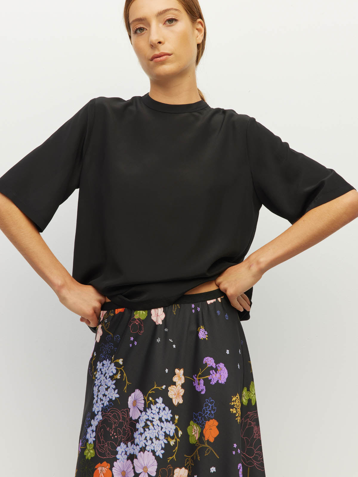 Juliette Hogan Em Skirt (Afterglow Floral Twill) Noir - bias-cut printed skirt with elastic waistband and lower-calf hem.
