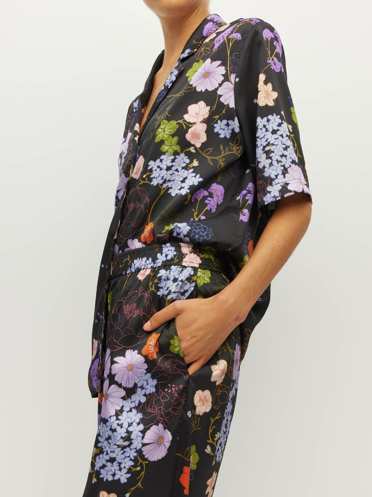 Juliette Hogan Koa Trouser (Afterglow Floral Twill) Noir - wide-leg printed trouser with elasticated waist and side seam pockets.