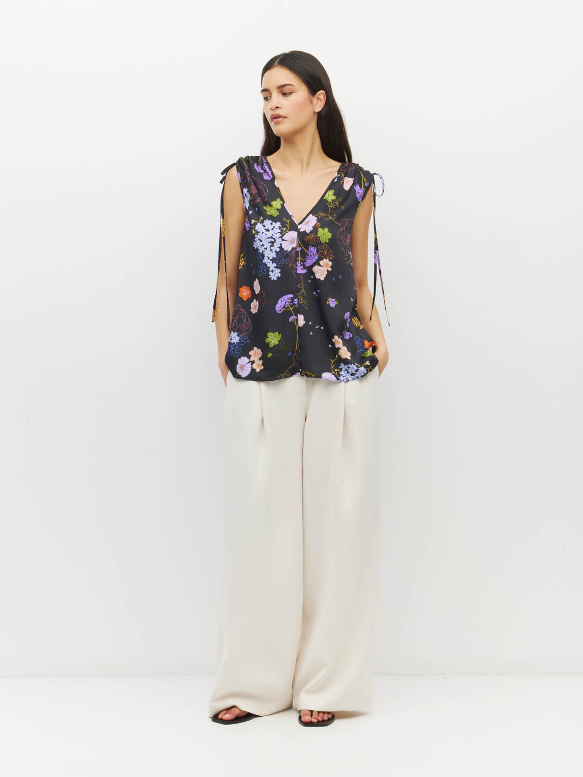 Juliette Hogan Tulia Top (Afterglow Floral Twill) Noir - reversible top with adjustable V-neckline and tie shoulders, finishing at the hip.