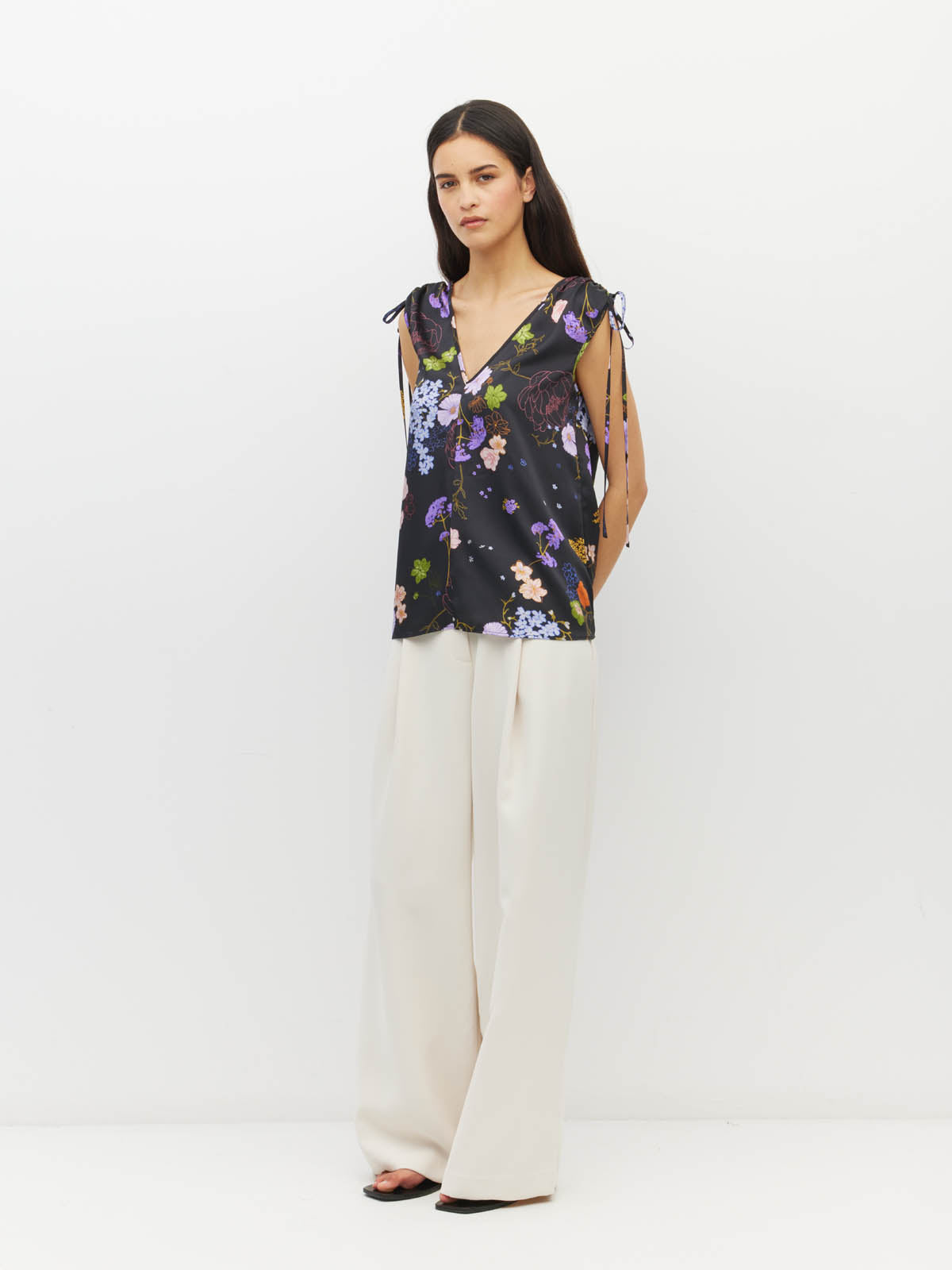 Juliette Hogan Tulia Top (Afterglow Floral Twill) Noir - reversible top with adjustable V-neckline and tie shoulders, finishing at the hip.