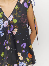 Juliette Hogan Tulia Top (Afterglow Floral Twill) Noir - reversible top with adjustable V-neckline and tie shoulders, finishing at the hip.