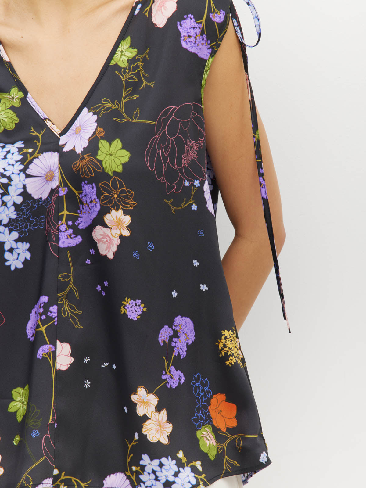 Juliette Hogan Tulia Top (Afterglow Floral Twill) Noir - reversible top with adjustable V-neckline and tie shoulders, finishing at the hip.