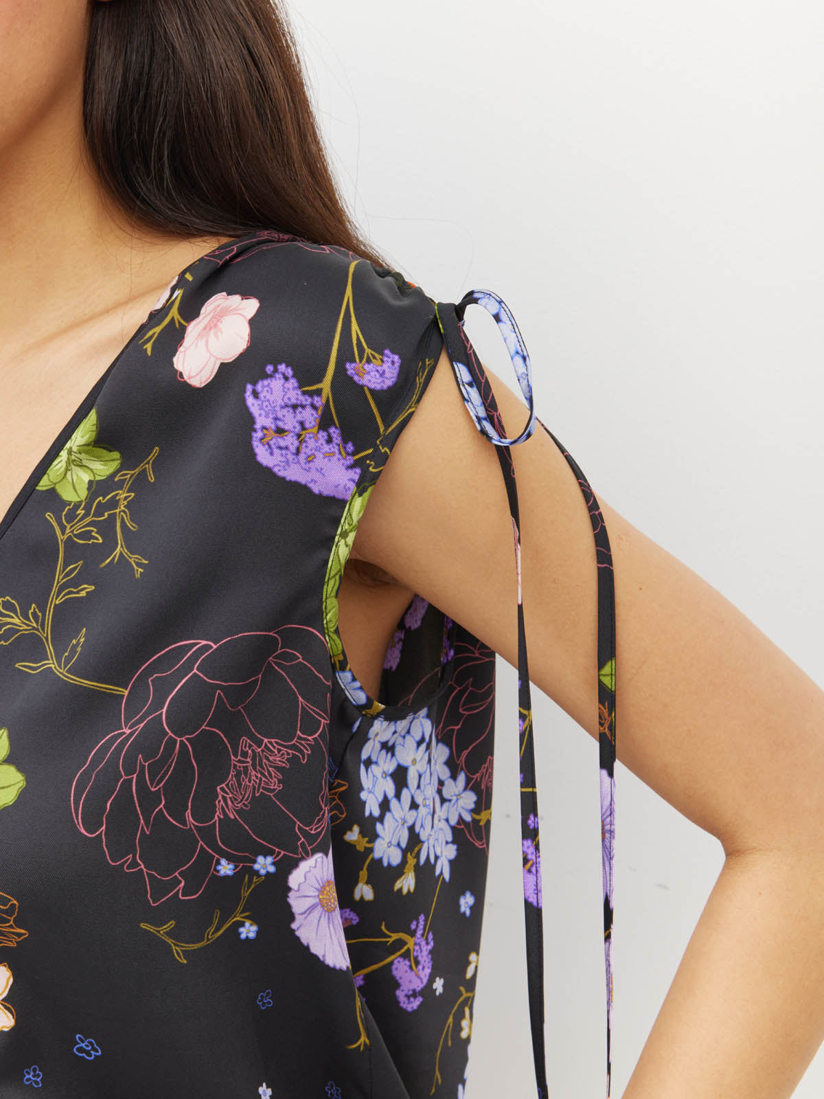 Juliette Hogan Tulia Top (Afterglow Floral Twill) Noir - reversible top with adjustable V-neckline and tie shoulders, finishing at the hip.