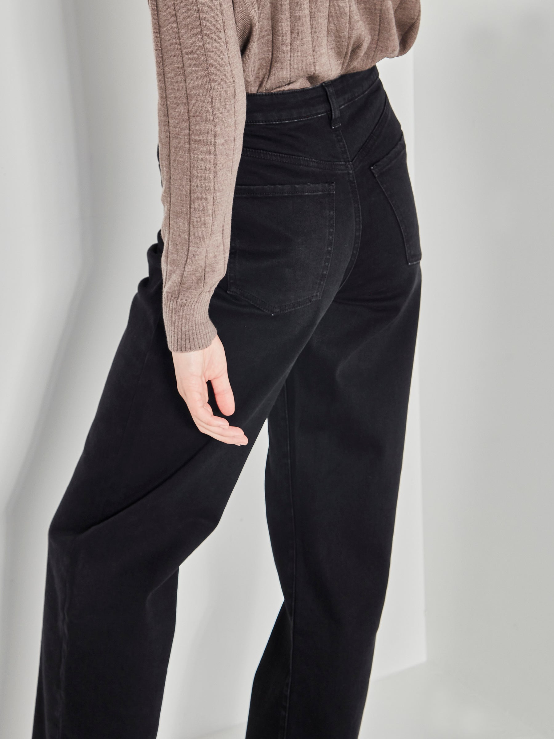 Black straight outlet leg jean